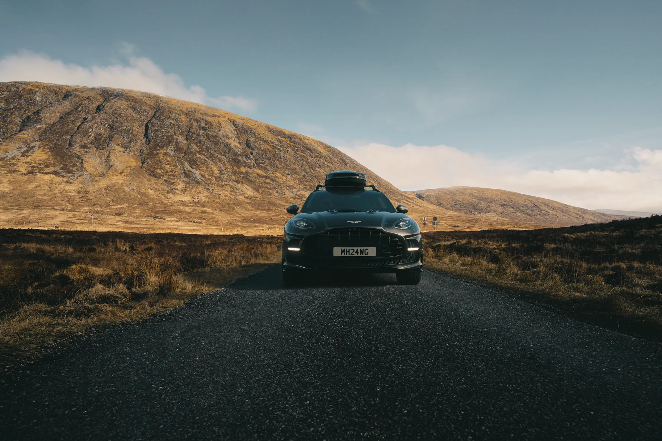 24-060_MIHA_AstonMartin_S08_Front