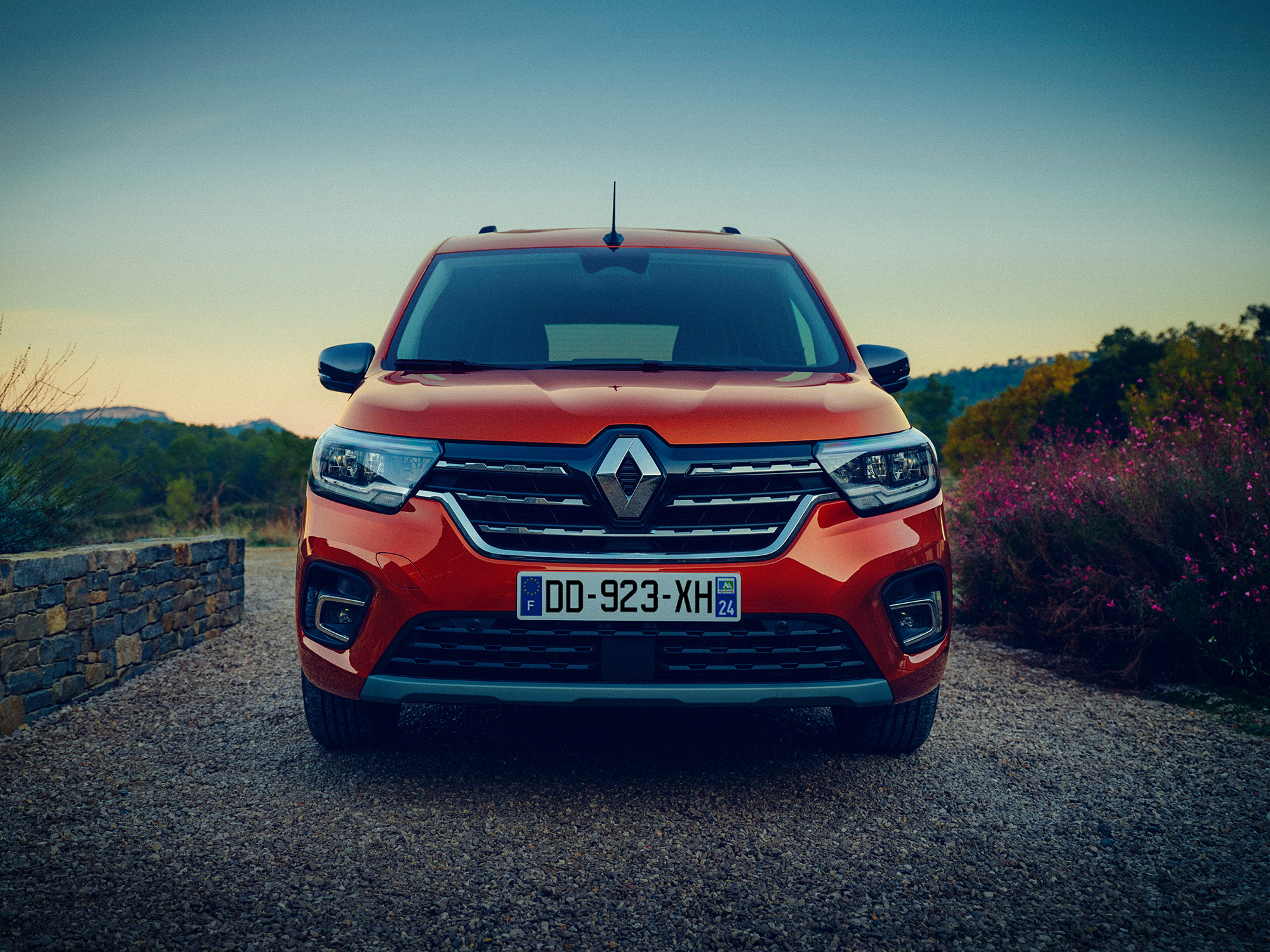 MICHAELHANISCH-20-003_Renault_KFK_sideshot_0029