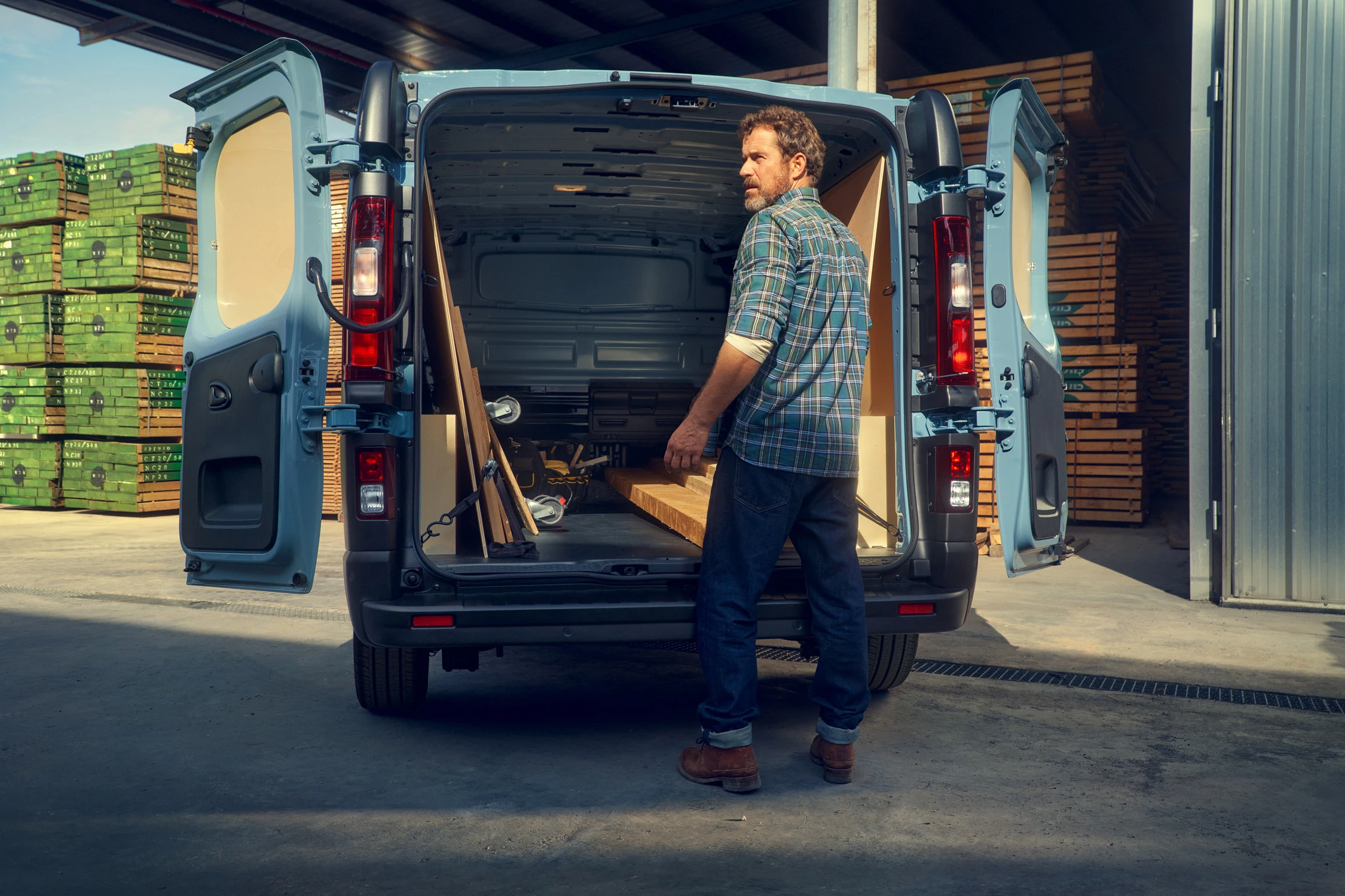 MICHAELHANISCH_RENAULT-TRAFIC_F017_3x2